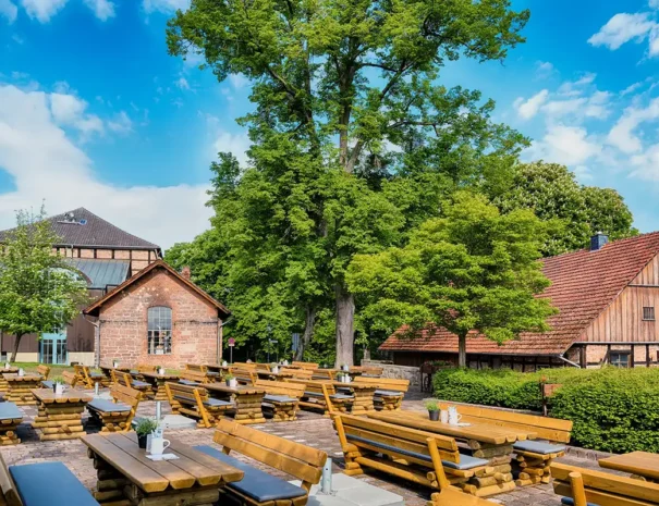 Idyllischer Biergarten des Welcome Hotel Bad Arolsen mit gedeckten Tischen